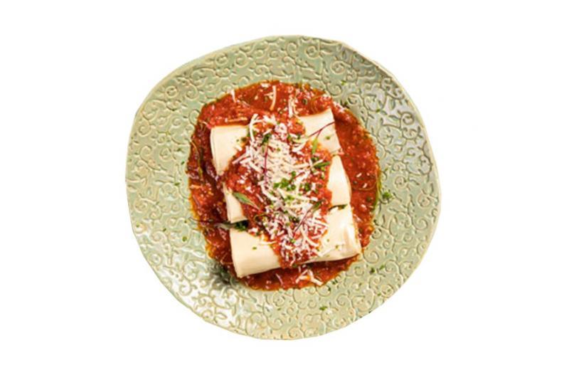 Canelone de legumes e queijo meia cura ao molho de tomate rústico Canelone de legumes e queijo meia cura ao molho de tomate rústico