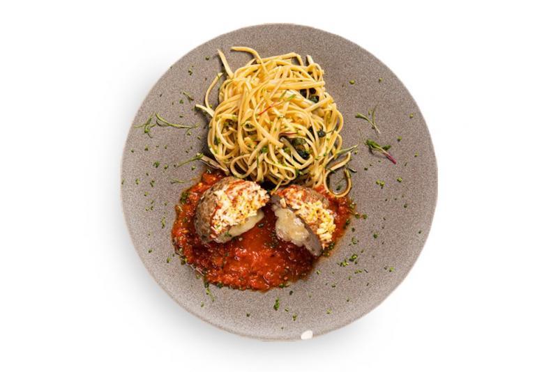 Polpetone recheado de queijo com linguine na manteiga de sálvia Polpetone recheado de queijo com linguine na manteiga de sálvia