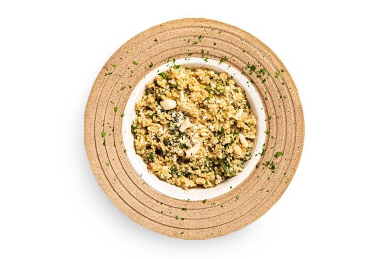 Risoto de quinoa, espinafre e castanha-do-Brasil, ao perfume de limão siciliano e gengibre Risoto de quinoa, espinafre e castanha-do-Brasil, ao perfume de limão siciliano e gengibre