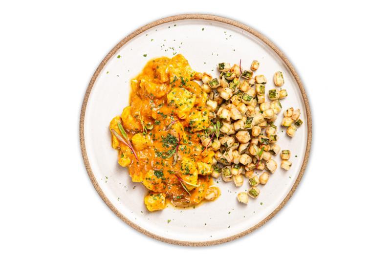 Strogonoff de frango lacfree com arroz low carb de couve-flor e crumble de abobrinha Strogonoff de frango lacfree com arroz low carb de couve-flor e crumble de abobrinha