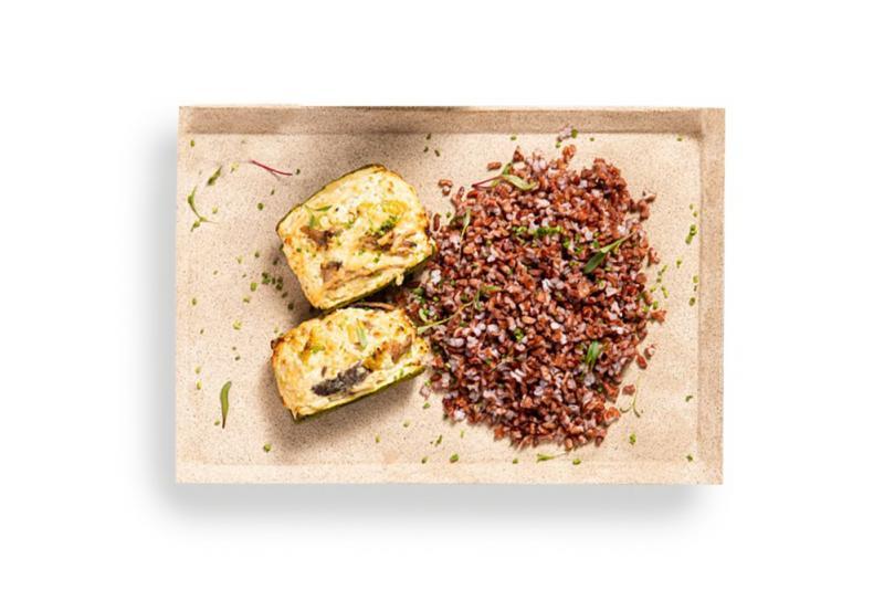 Abobrinha recheada com ricota, brócolis e shimeji , arroz vermelho e castanha-do-Brasil Abobrinha recheada com ricota, brócolis e shimeji , arroz vermelho e castanha-do-Brasil