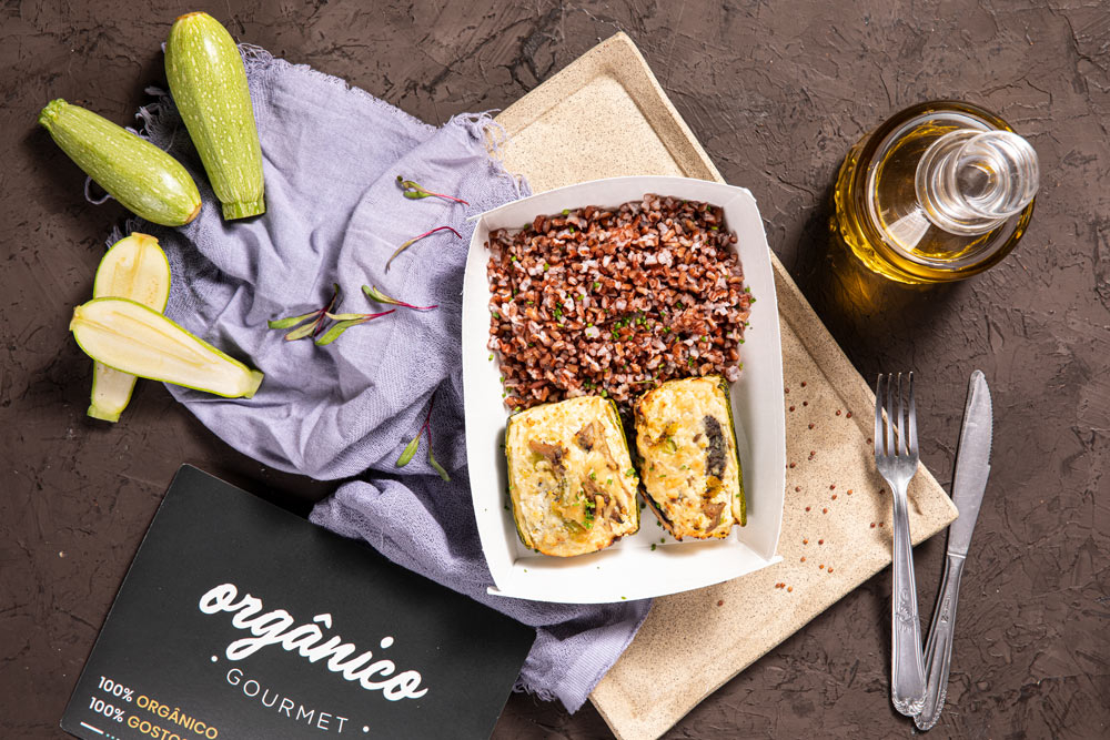 Zucchini recheada com ricota, brocolis e shimeji e arroz vermelho com