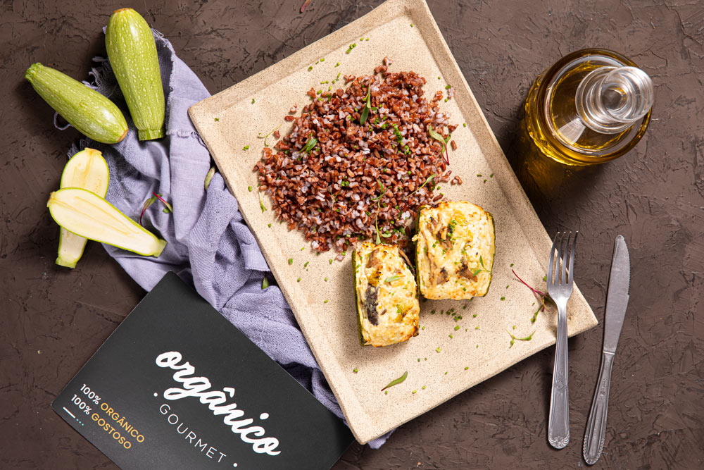 Zucchini recheada com ricota, brocolis e shimeji e arroz vermelho com